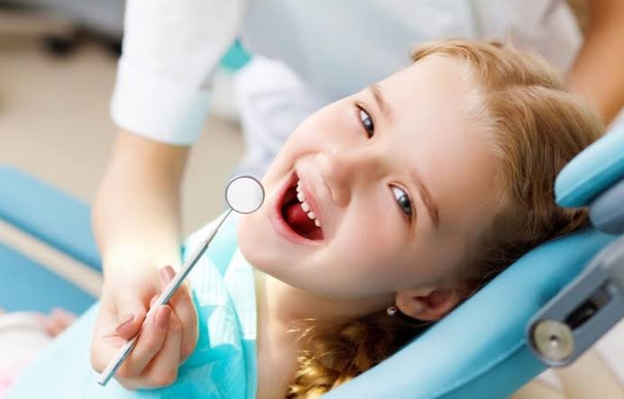 Niño en una revisión de ortodoncia infantil valencia